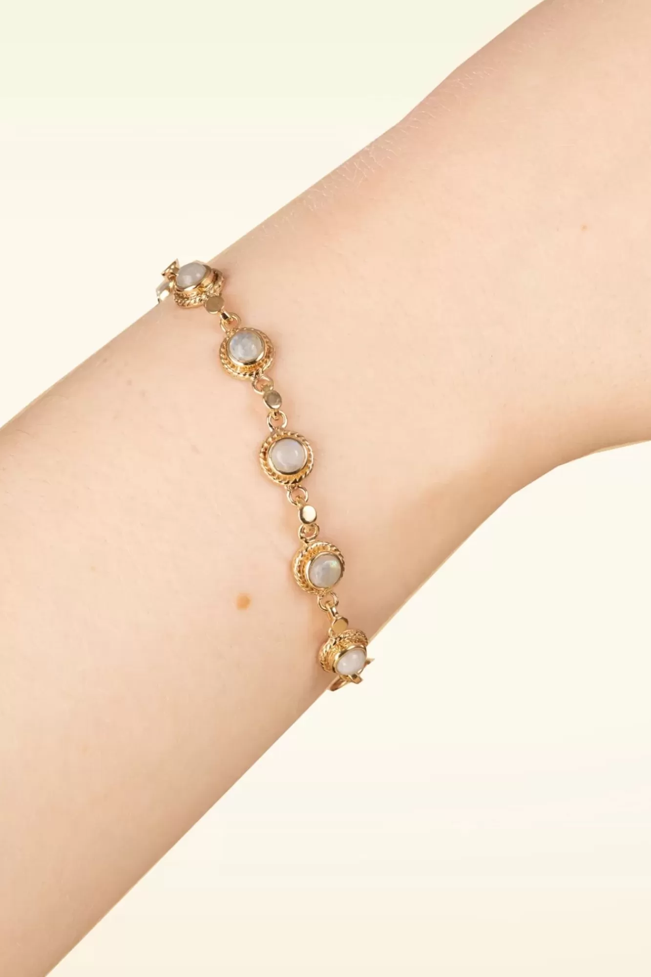 Best Sale Very Cherry Antikes Armband In Gold Und Mondstein Weis