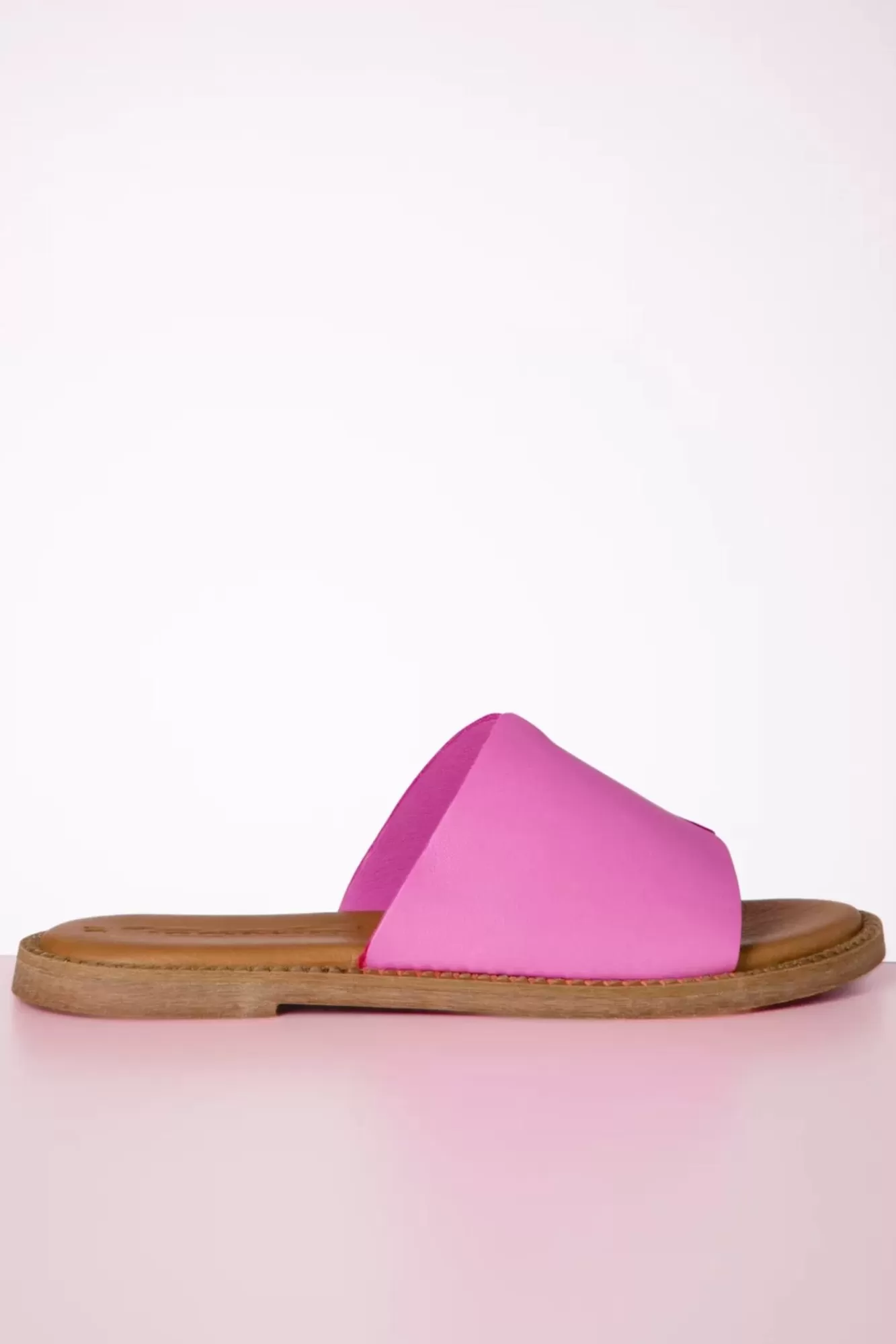 Shop Tamaris Britt Leder Slipper In Rosa