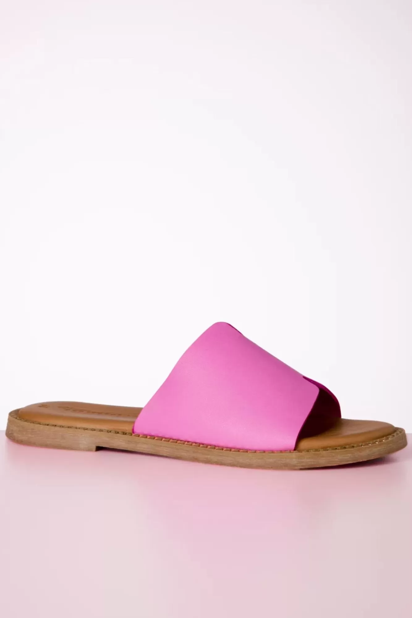 Shop Tamaris Britt Leder Slipper In Rosa