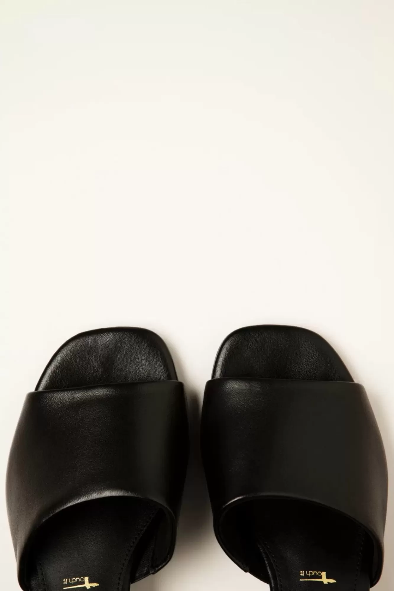 Sale Tamaris Josie Leder Slip On Mules In Schwarz