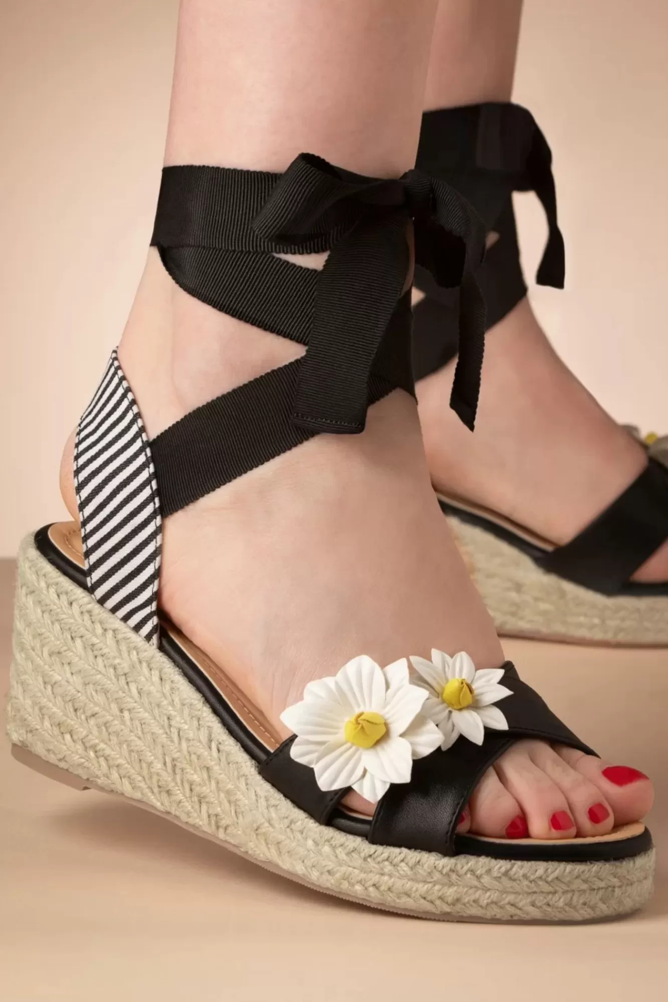 Outlet Banned Retro Lady Daisy Wedges In Schwarz