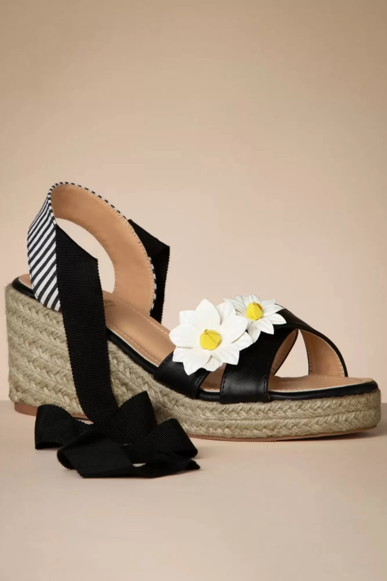 Outlet Banned Retro Lady Daisy Wedges In Schwarz