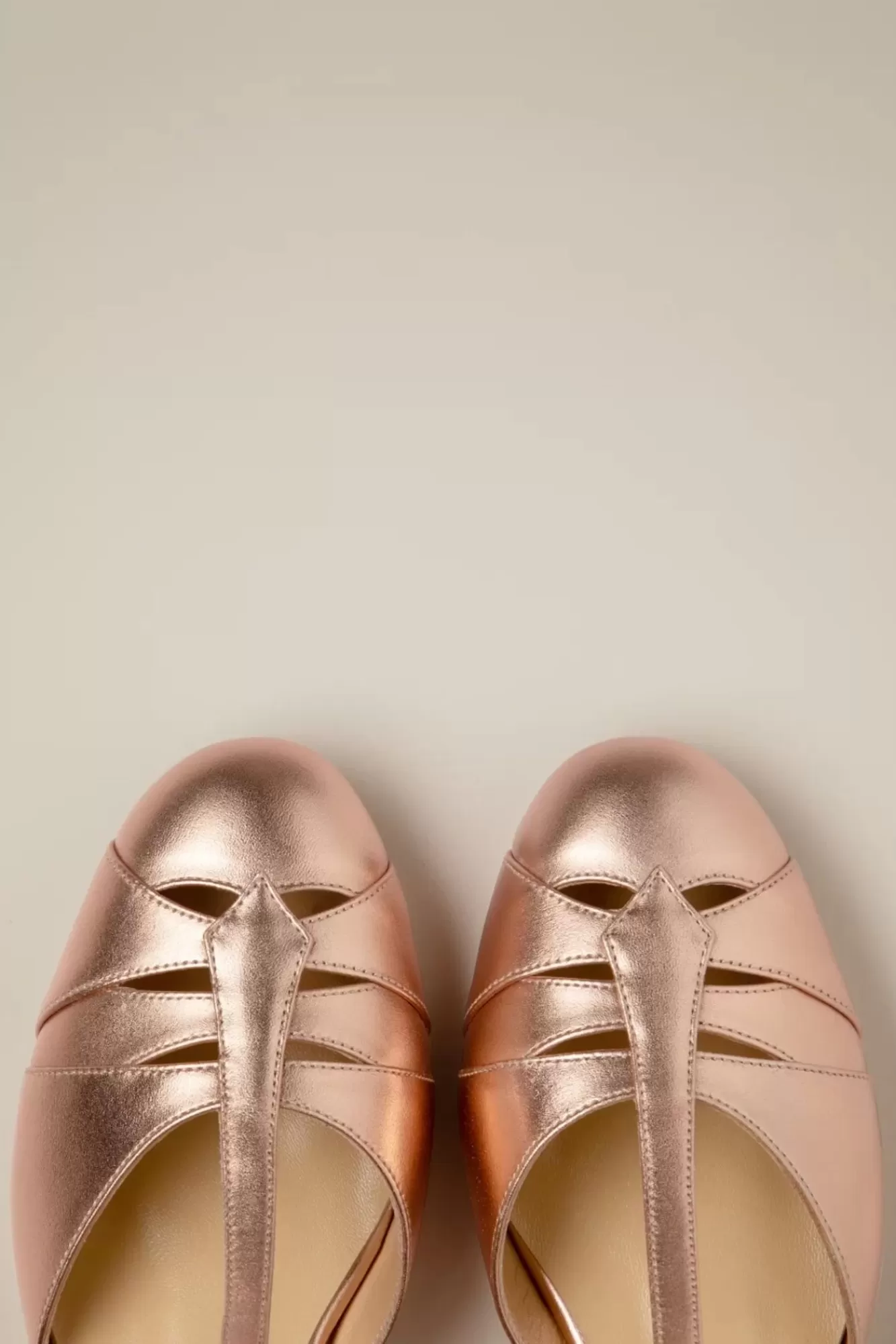 New Charlie Stone Petit Monaco T-Riemen Pumps In Rosegold