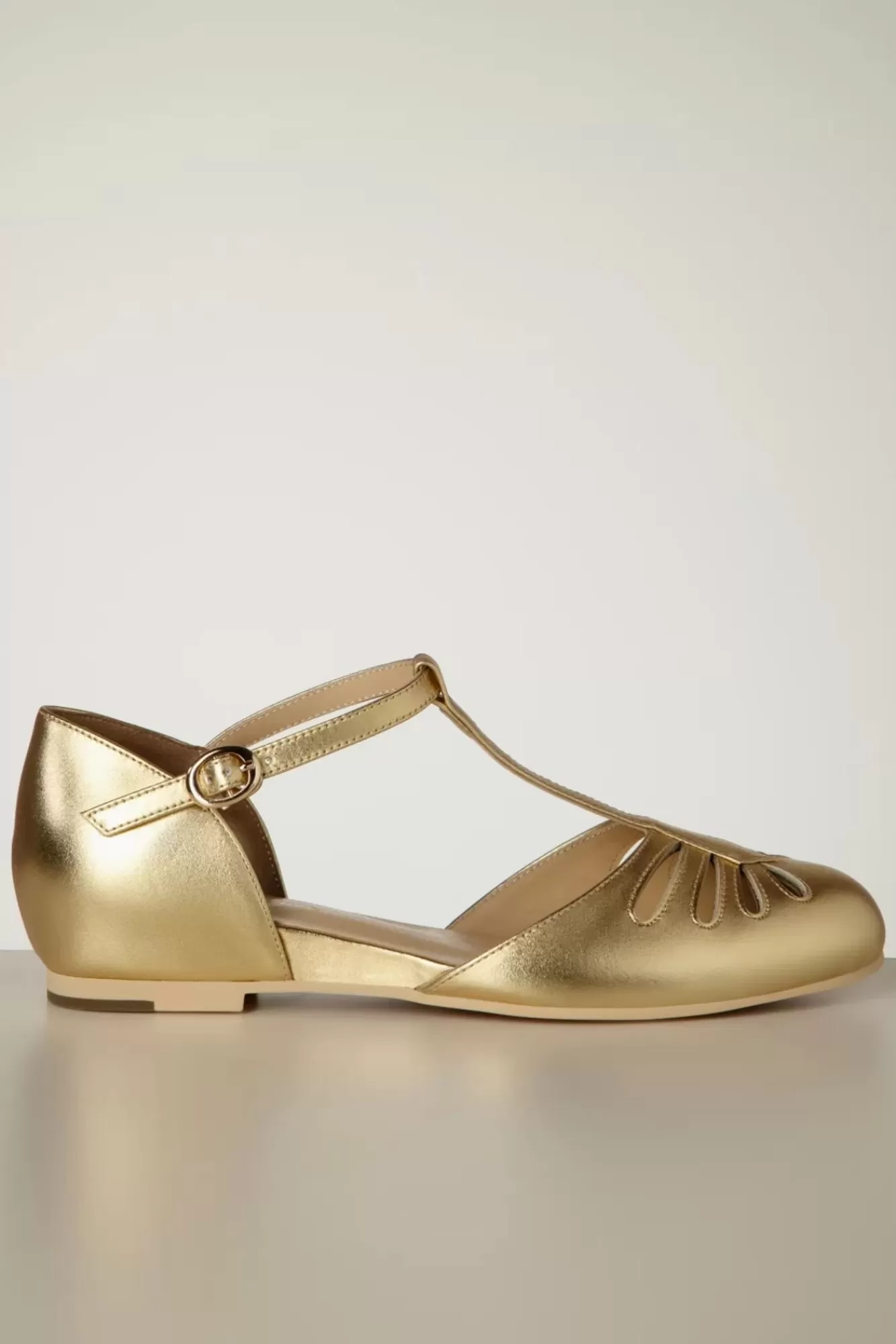 Best Sale Charlie Stone Singapore T-Riemen Flats In Gold