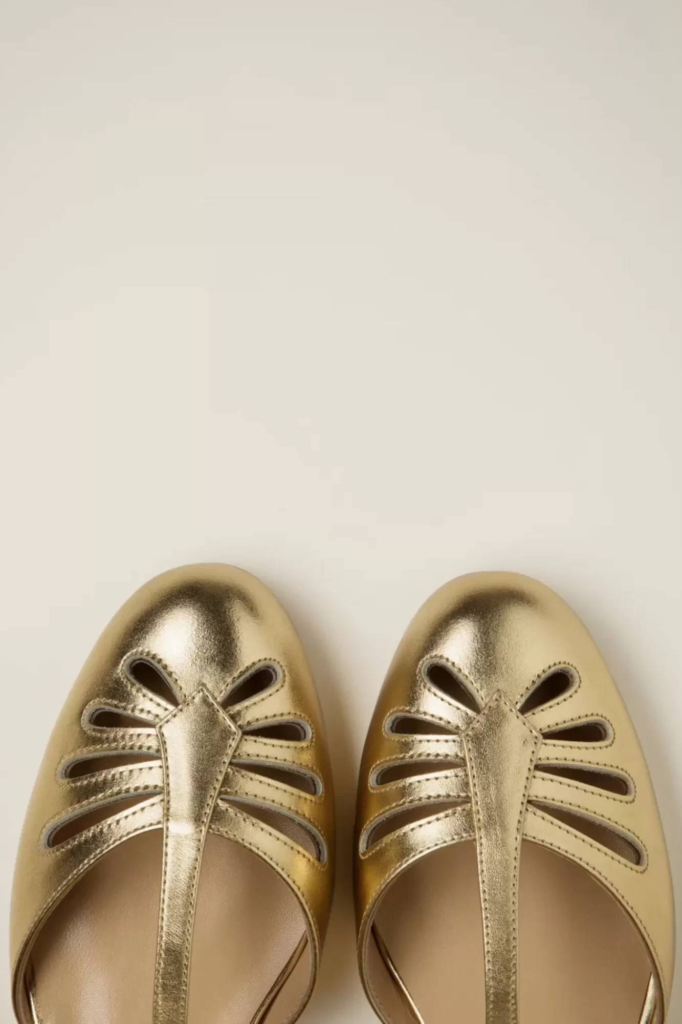 Best Sale Charlie Stone Singapore T-Riemen Flats In Gold